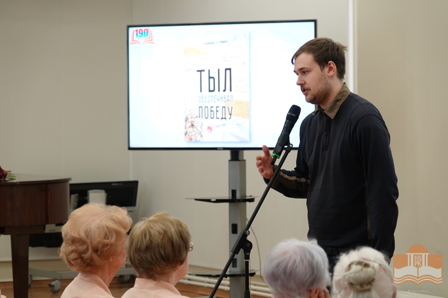 Выступает Д.А. Попов, председатель Студенческого научного общества Института истории, политических и социальных наук ПетрГУ