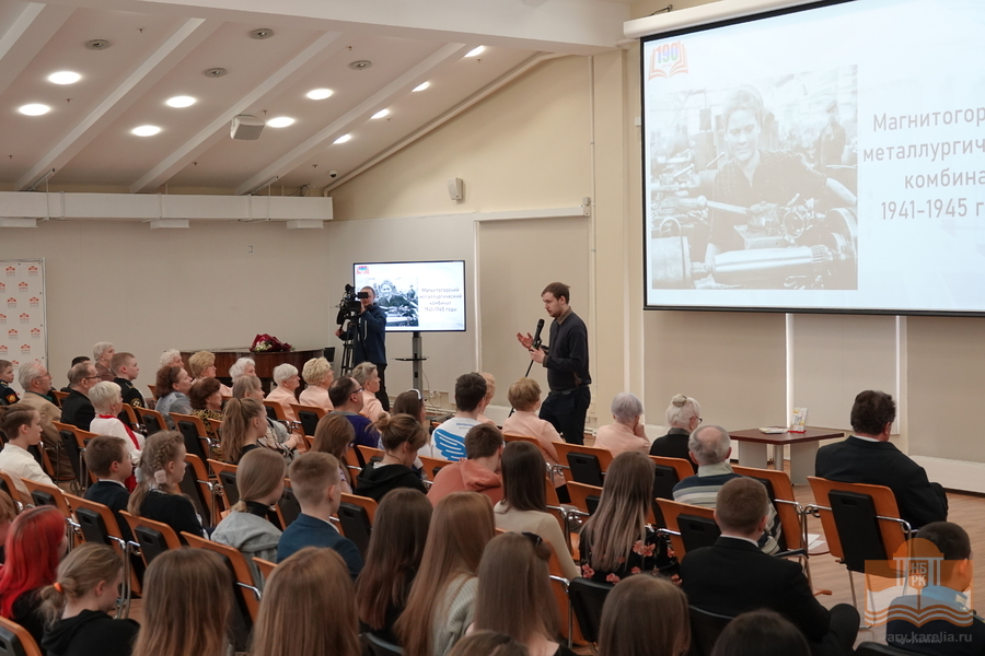 Выступает Д.А. Попов, председатель Студенческого научного общества Института истории, политических и социальных наук ПетрГУ