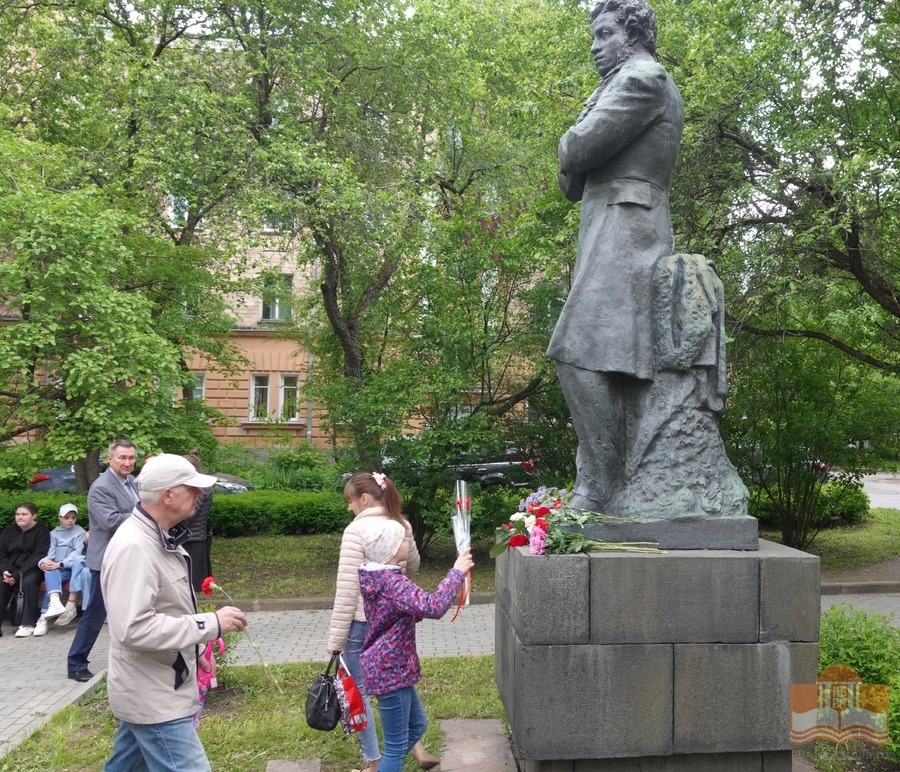 По уже сложившейся традиции в Пушкинский день состоялась акция «Цветы поэту»