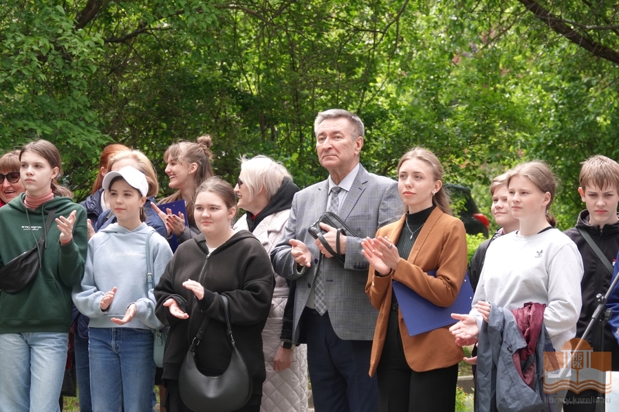 В акции «Цветы поэту»приняли участие школьники Пушкинской гимназии № 10