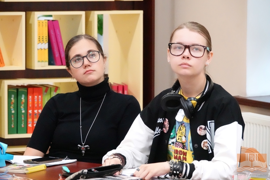 Студенты Карельского колледжа культуры и искусств на занятиях в Национальной библиотеке Карелии