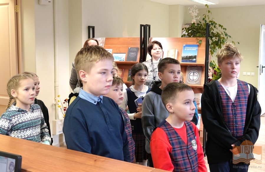 На экскурсии в библиотеке четвероклассники средней школы № 38