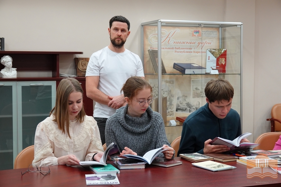 В Национальной библиотеке Карелии будущие провизоры под руководством преподавателя Стародуб Павла Михайловича