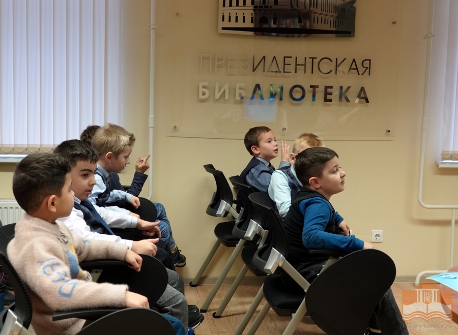 В Информационно-справочном отделе школьники ознакомились с ресурсом «Президент России - гражданам школьного возраста»