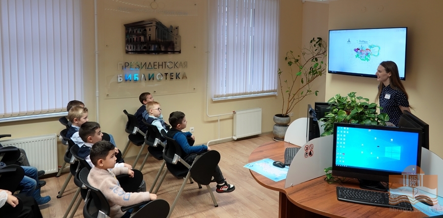 В Информационно-справочном отделе школьники ознакомились с ресурсом «Президент России - гражданам школьного возраста»