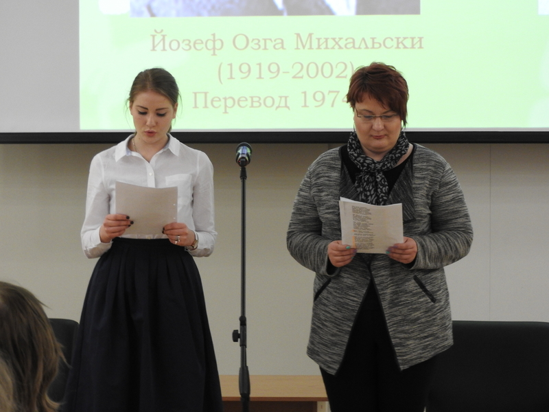 Руны «Калевалы» на польском языке читают Каролина Пыка и Паулина Брик
