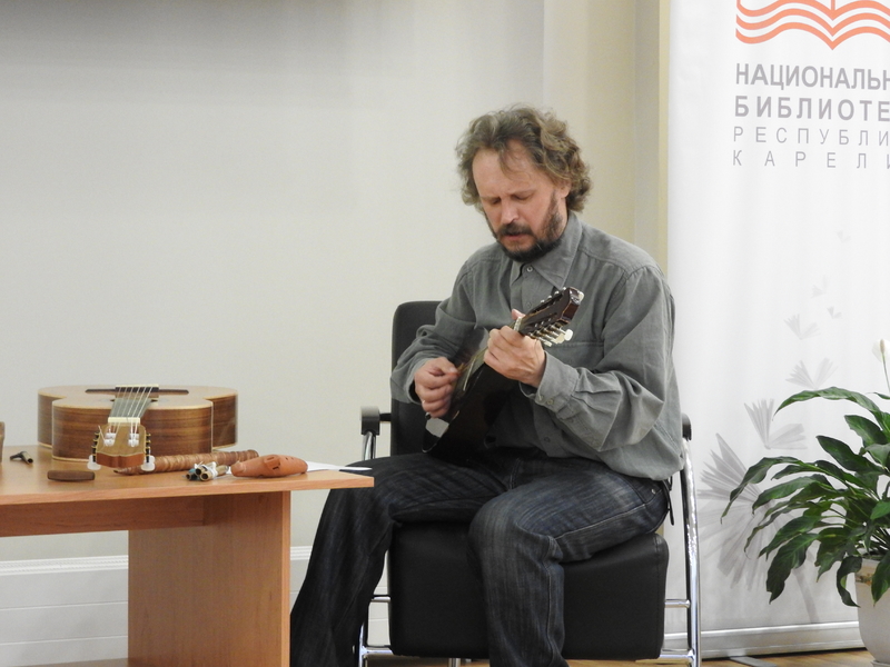 И.В. Соловьев, доцент кафедры музыки финно-угорских народов Петрозаводской государственной консерватории. Литературный вечер «Калевала на языках народов мира»