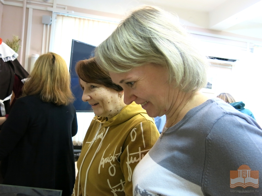 На выставке «Дорога к знаниям: по страницам архивных документов» в Национальном архиве Карелии