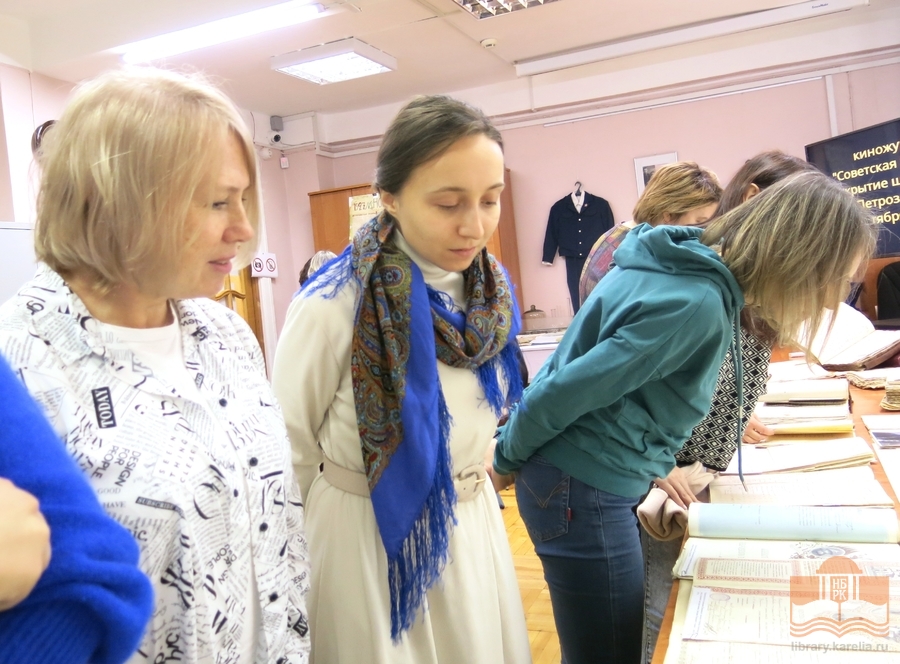 На выставке «Дорога к знаниям: по страницам архивных документов» в Национальном архиве Карелии