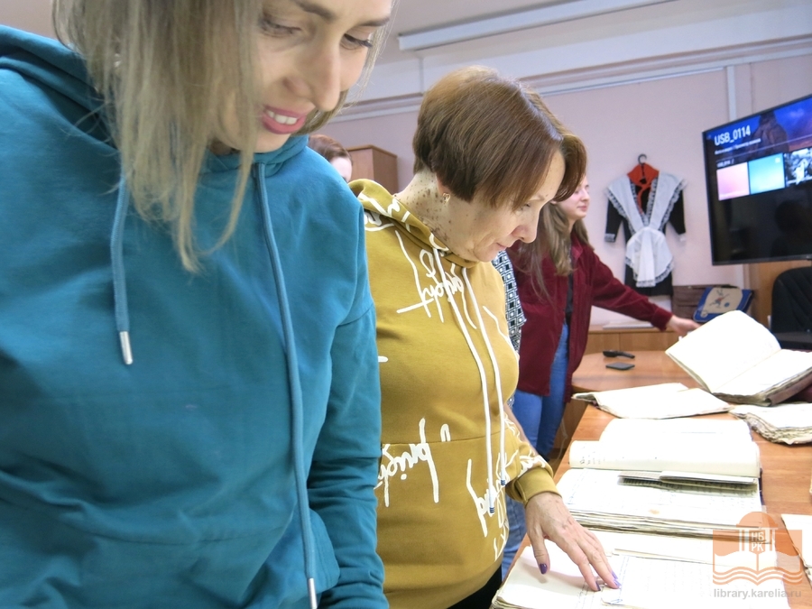 На выставке «Дорога к знаниям: по страницам архивных документов» в Национальном архиве Карелии