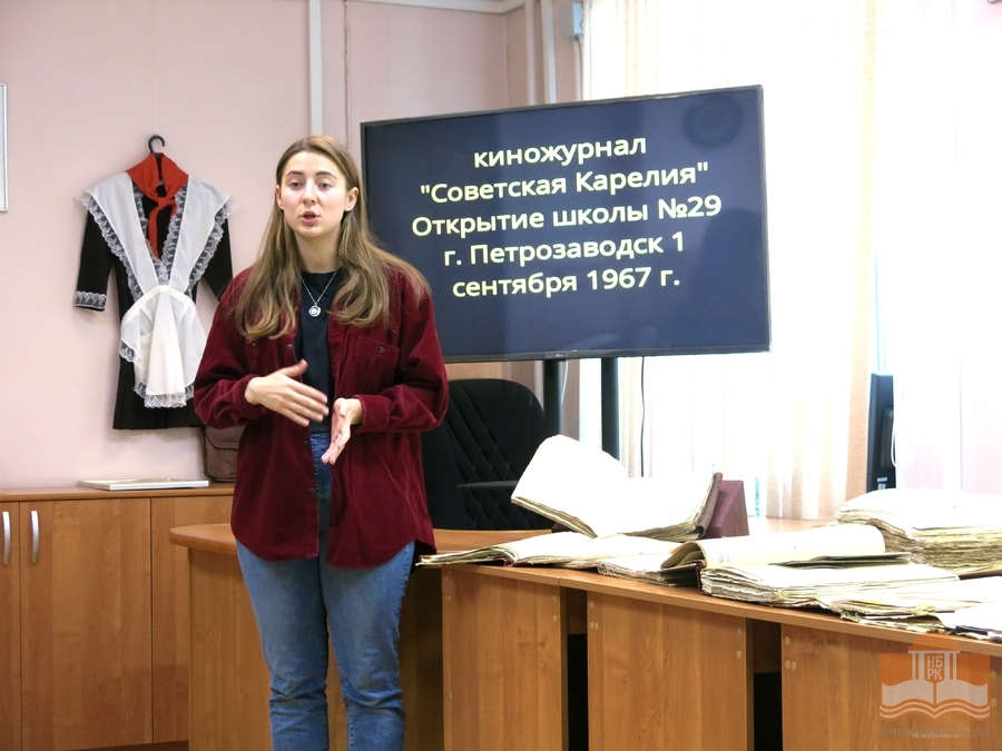 На выставке «Дорога к знаниям: по страницам архивных документов» в Национальном архиве Карелии