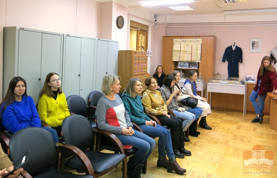 На выставке «Дорога к знаниям: по страницам архивных документов» в Национальном архиве Карелии