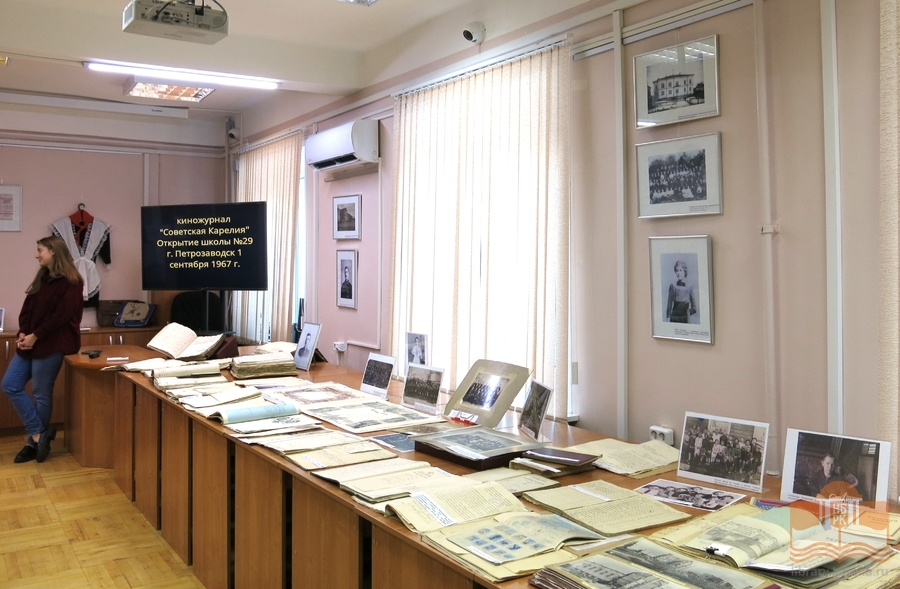 На выставке «Дорога к знаниям: по страницам архивных документов» в Национальном архиве Карелии