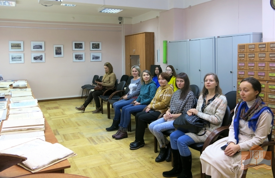 На выставке «Дорога к знаниям: по страницам архивных документов» в Национальном архиве Карелии
