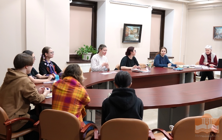 Занятие для студентов Карельского колледжа культуры и искусств ведет Л. В. Семавина