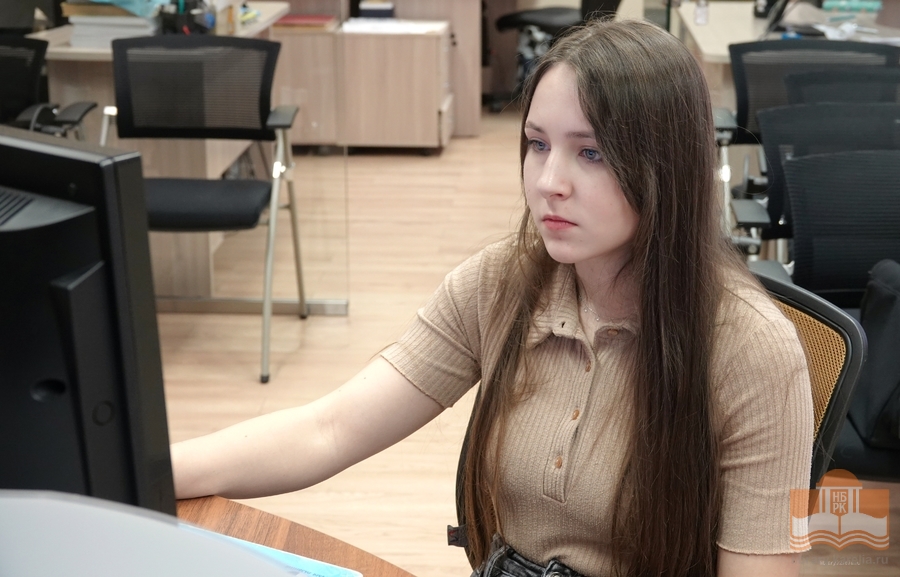 Участницы третьего этапа олимпиады по обществознанию в Региональном центре Президентской библиотеки в Республике Карелия