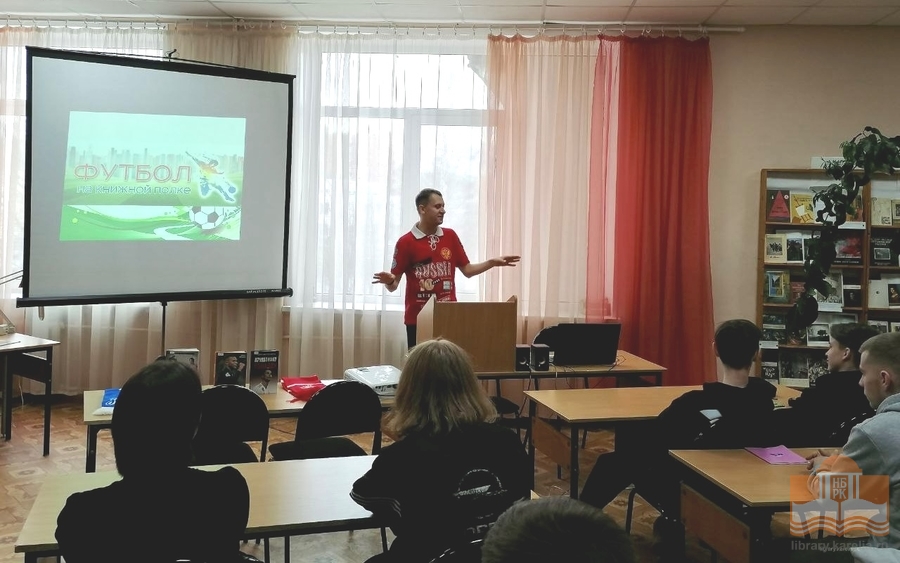 Время футбола в Петрозаводском автотранспортном техникуме. Ведущий программы - Александр Докучаев