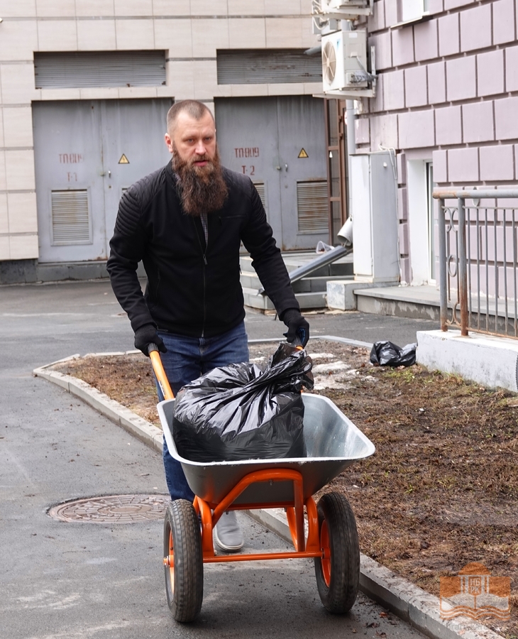 Свой вклад в весеннюю акцию по уборке городских территорий внесли сотрудники Национальной библиотеки Карелии