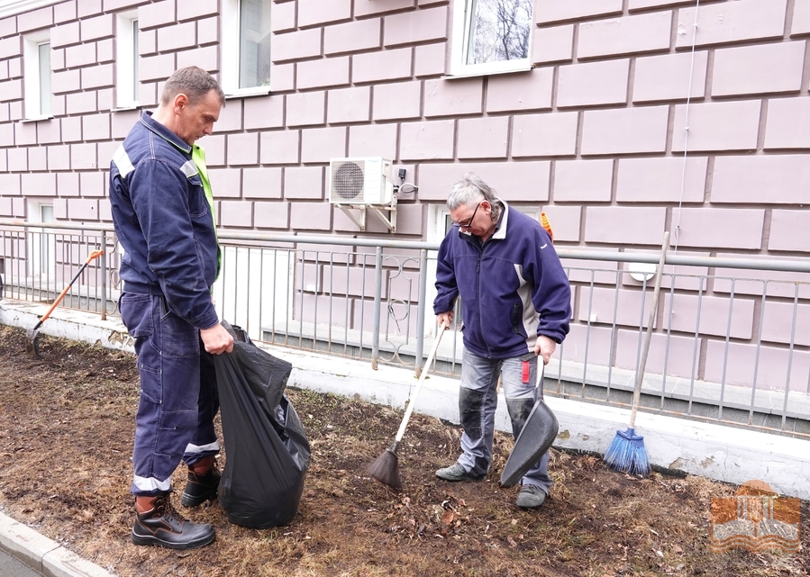 Свой вклад в весеннюю акцию по уборке городских территорий внесли сотрудники Национальной библиотеки Карелии