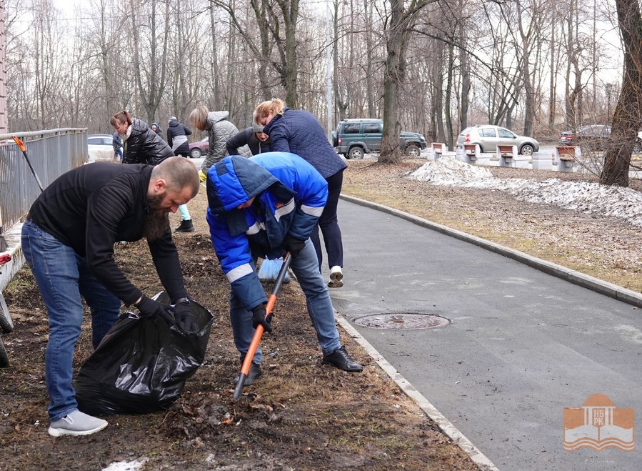 Свой вклад в весеннюю акцию по уборке городских территорий внесли сотрудники Национальной библиотеки Карелии