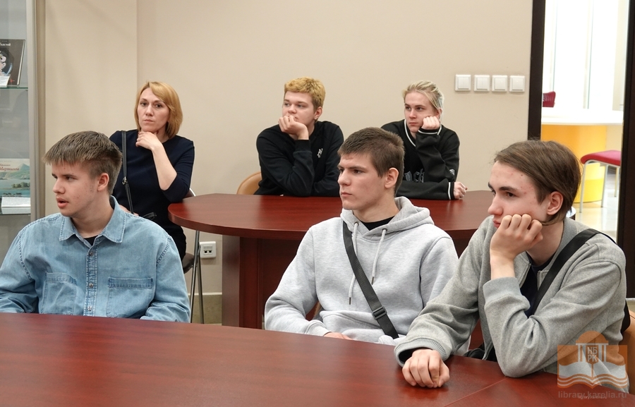 Студенты Петрозаводского автотранспортного техникума в Национальной библиотеке Карелии