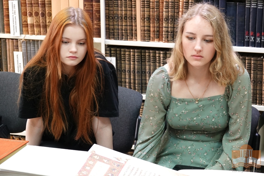 Обзор рукописных и старопечатных книг в секторе редких книг и работы с книжными памятниками