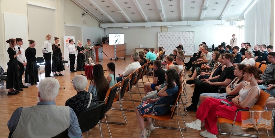 Участники Городской школы художественного слова под руководством Лидии Побединской