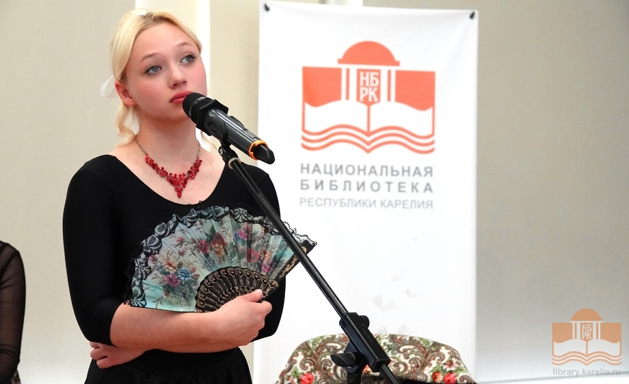 Участники Городской школы художественного слова под руководством Лидии Побединской
