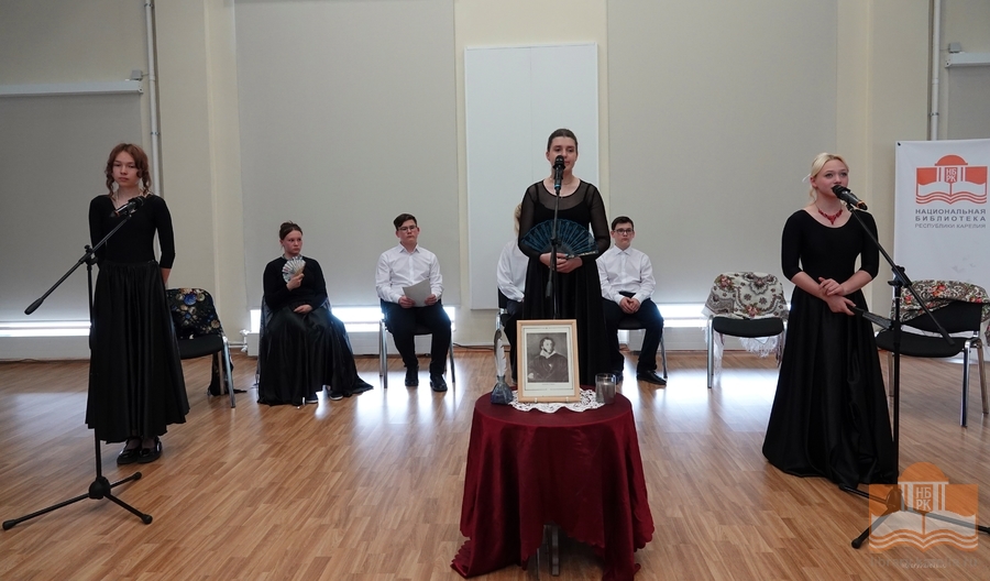 Участники Городской школы художественного слова под руководством Лидии Побединской
