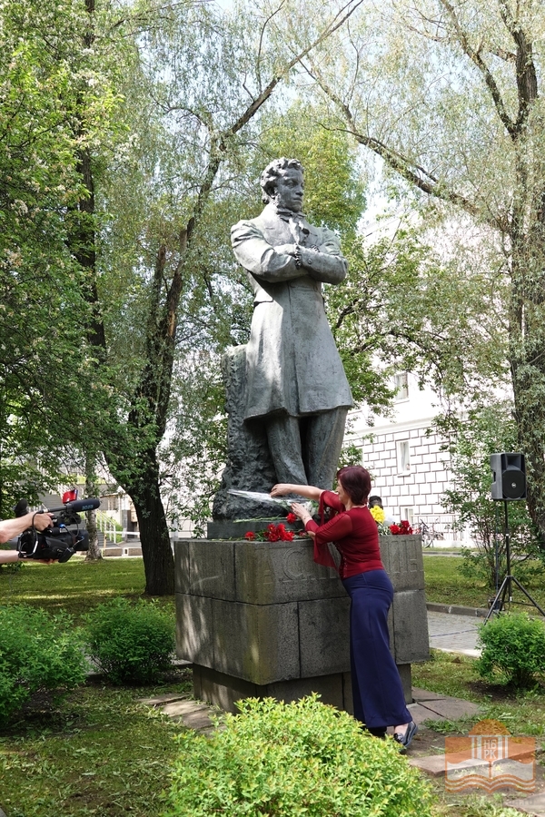 По уже сложившейся традиции в Пушкинский день состоялась акция «Цветы поэту»