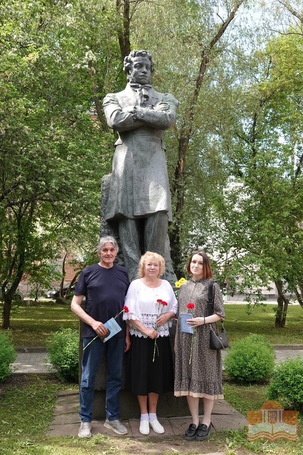 По уже сложившейся традиции в Пушкинский день состоялась акция «Цветы поэту»