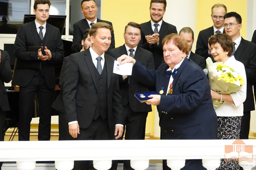 Награждение памятной медалью руководителя хора А. Ю. Умнова