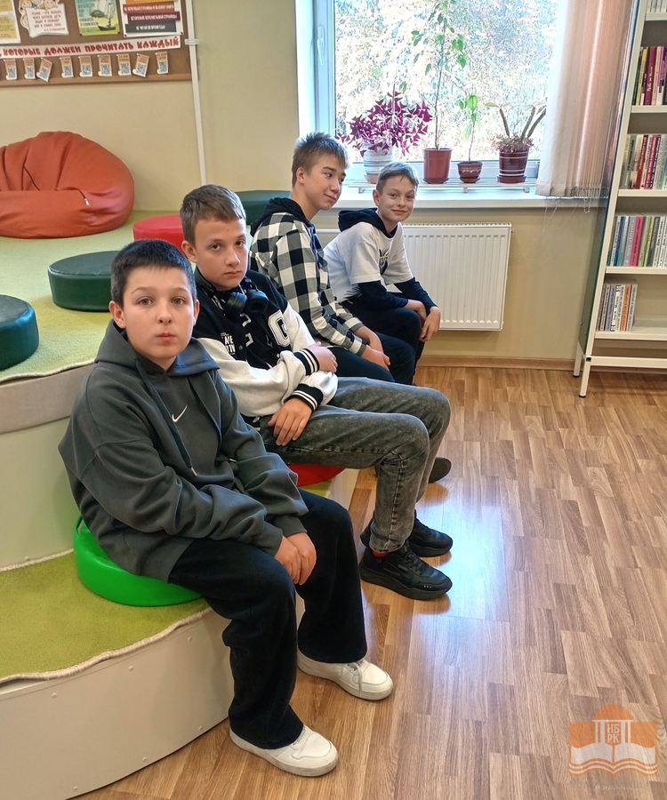 Школьники на экскурсии в библиотеке