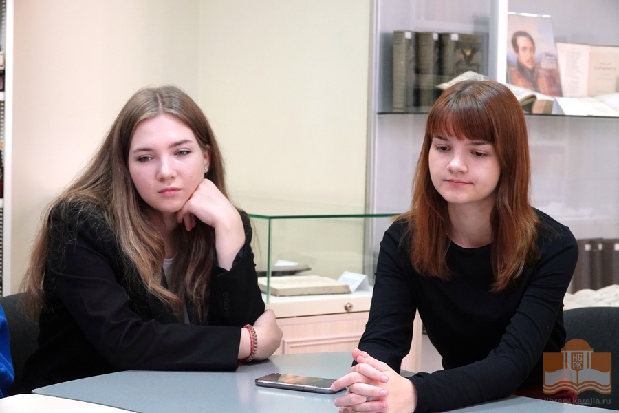Студенты Института филологии ПетрГУ в секторе редких книг