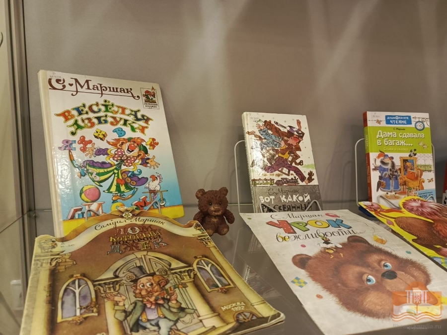 Книжная выставка «Весёлый багаж Маршака»