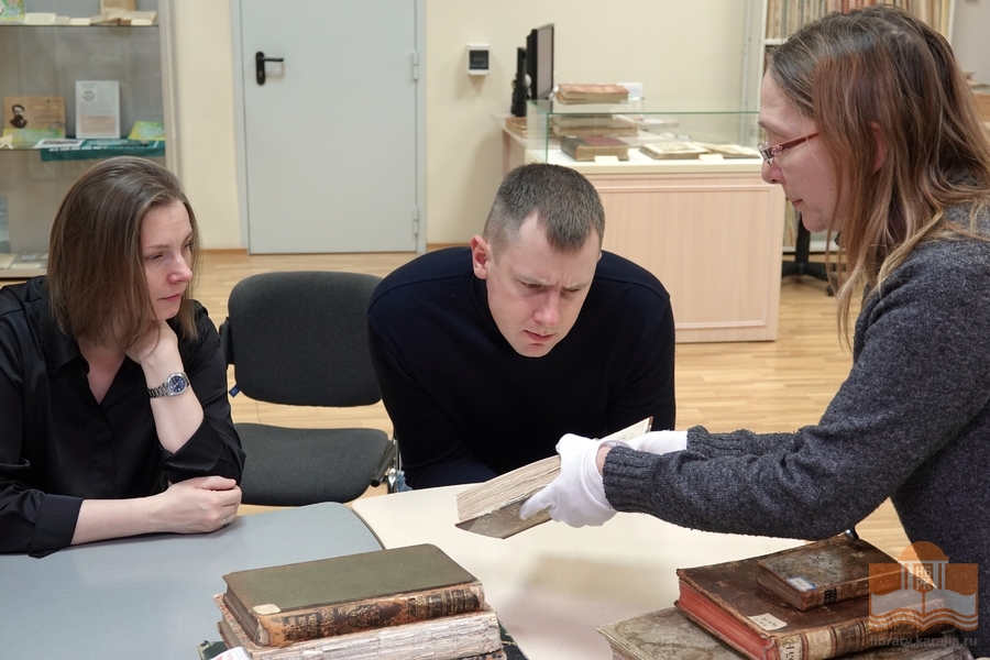 Педагоги в секторе редких книг Национальной библиотеки Карелии