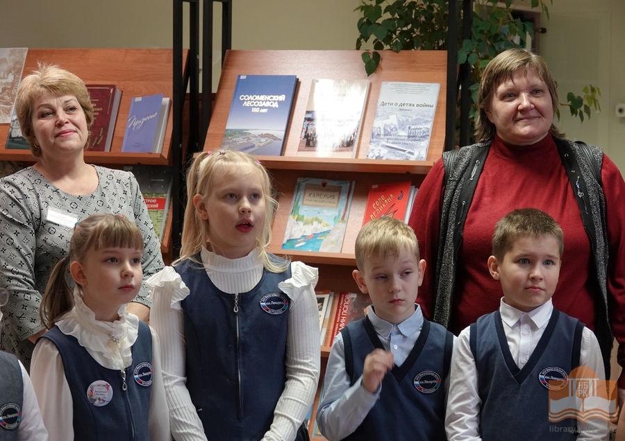 Первоклассники Финно-угорской школы на экскурсии в Национальной библиотеке Карелии