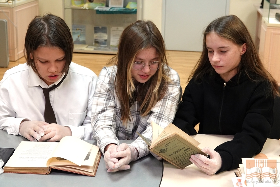 Школьники, изучающие английский язык, знакомятся с редким фондом библиотеки