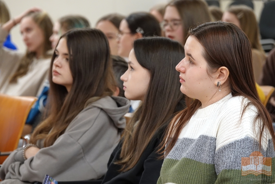 На презентации компьютерной визуальной новеллы «Тайны Межозерья»