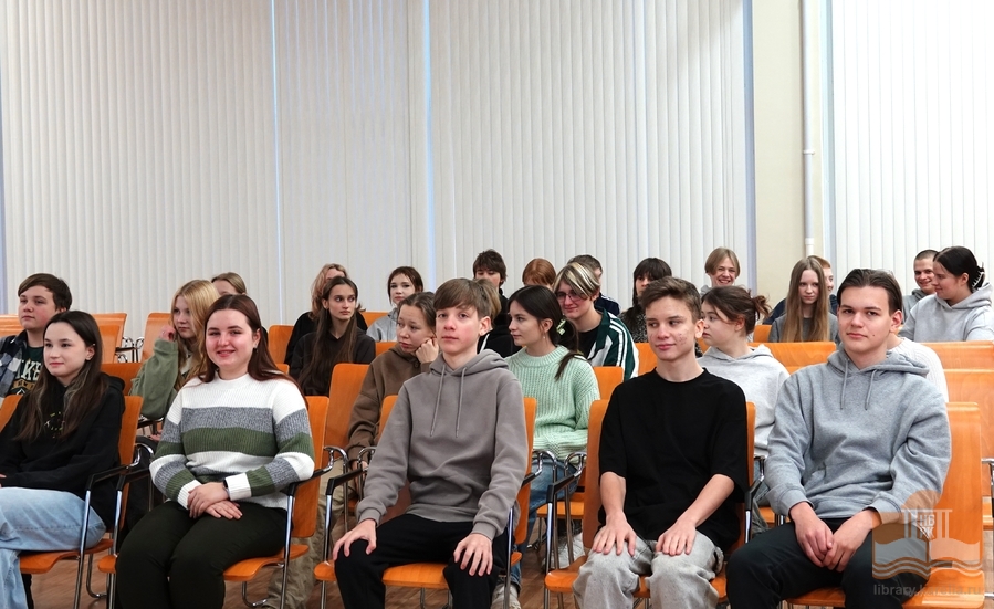 На презентации компьютерной визуальной новеллы «Тайны Межозерья»