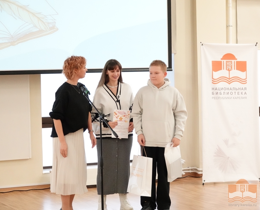 Награды вручает Елена Фёдорова, член жюри номинации «Рукописная книга о Рождестве»