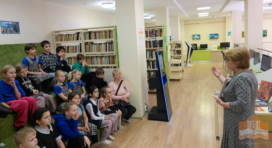 Программу проводит Наталья Герман, ведущий библиотекарь Центра детского чтения