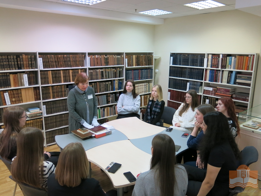 Студенты ПетрГУ знакомятся с изданиями русских азбук и букварей XVIII - XX вв. Рассказывает Екатерина Одинец