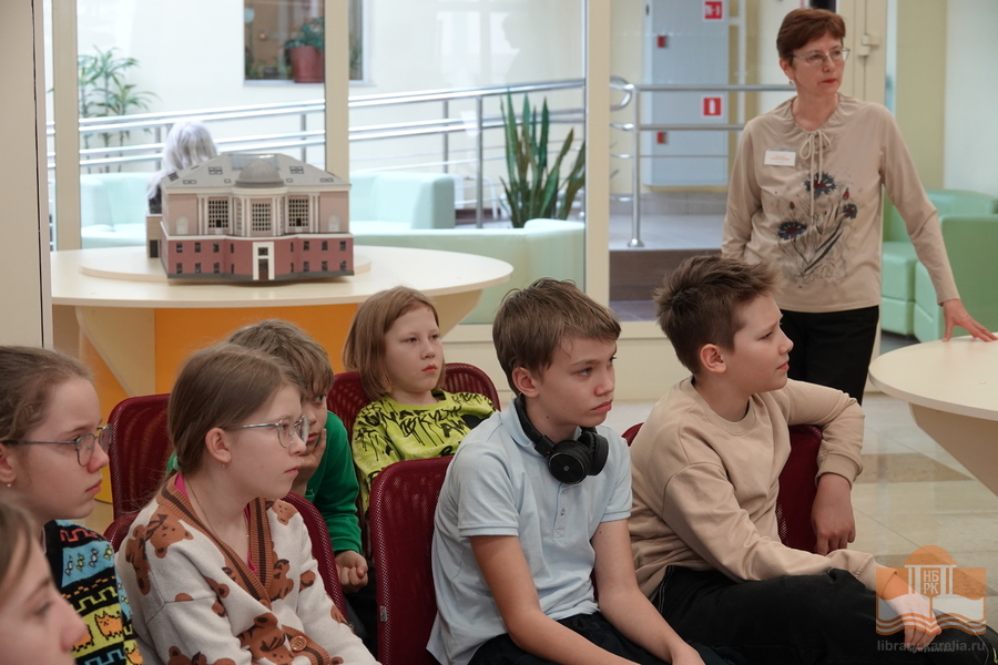 Пятиклассники школы №34 на экскурсии в Национальной библиотеке Карелии