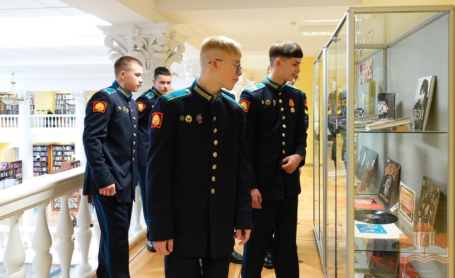 Учащиеся 10 класса ППКУ на экскурсии в Национальной библиотеке Карелии