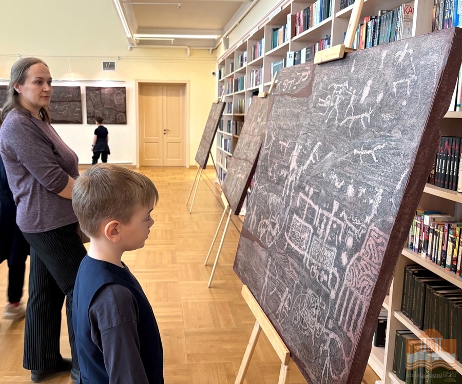 Первоклассники школы № 27 на экскурсии в Национальной библиотеке Карелии