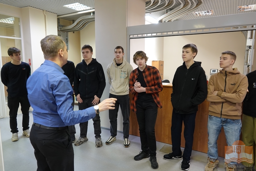 Первокурсники Петрозаводского автотранспортного техникума знакомятся с Национальной библиотекой. Ведущий Александр Докучаев
