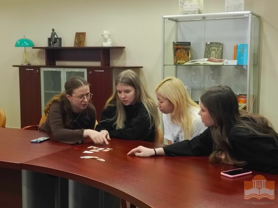 Студенты выполняют практическое задание из творческой программы Центра детского чтения
