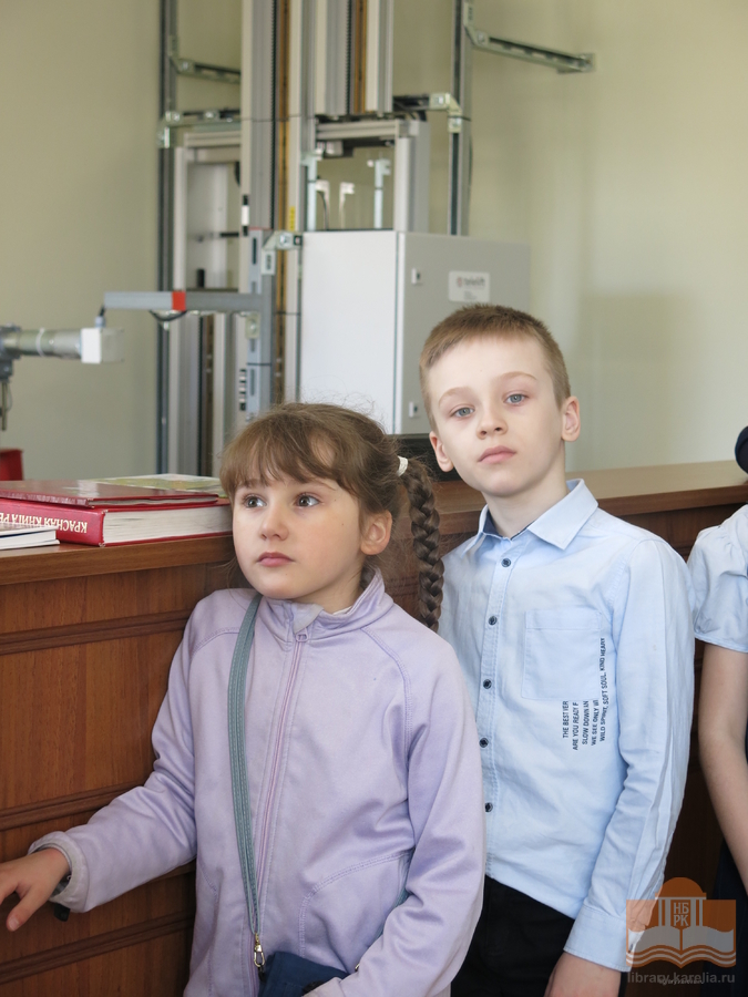 Второклассники школы №19 на обзорной экскурсии в Национальной библиотеке Карелии