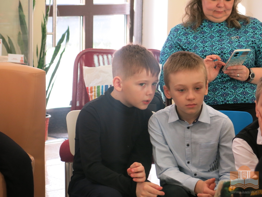 Второклассники школы №19 на обзорной экскурсии в Национальной библиотеке Карелии